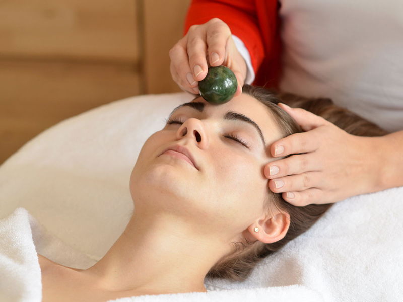 Kosmetikstudio mit Gesichtsbehandlungen